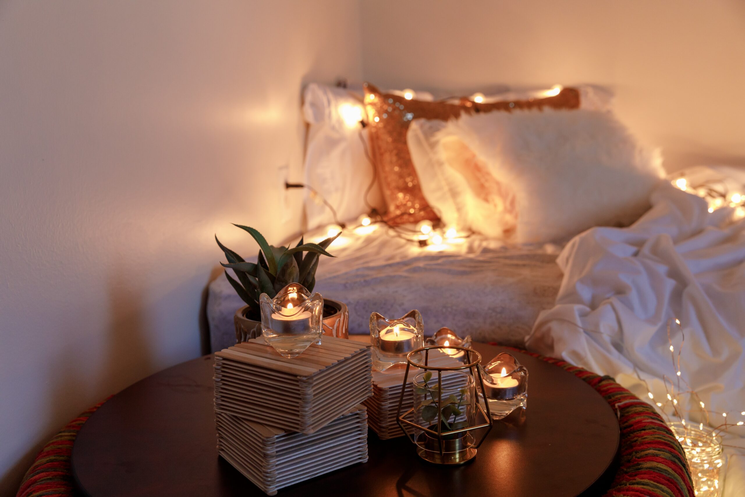 Svietiace gule v spálni vytvorili romantiku