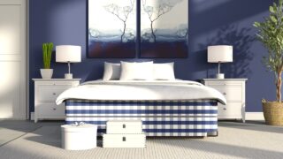 Biele nočné stolíky po bokoch modrej postele sú nadčasové