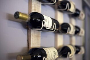 Fľaše vína sú uložené v nástenných stojanoch