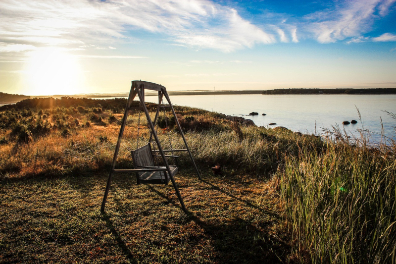 Záhradná sedačka v prírode foto: pixabay