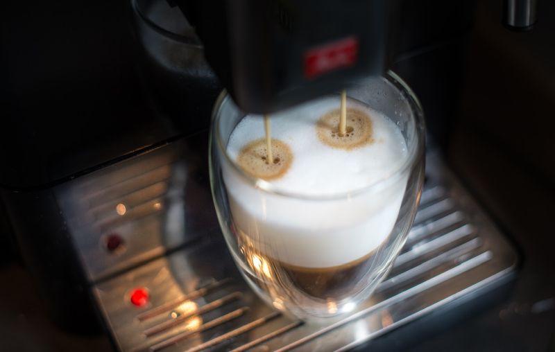 Latte káva z kvalitného kávovaru je výborná foto: pixabay