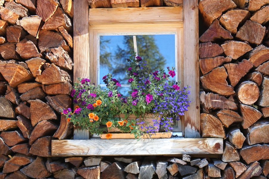 Jarné kvety na vonkajšej parapete okna 