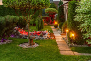 Romantická záhrada osvetlená záhradnými svetlami