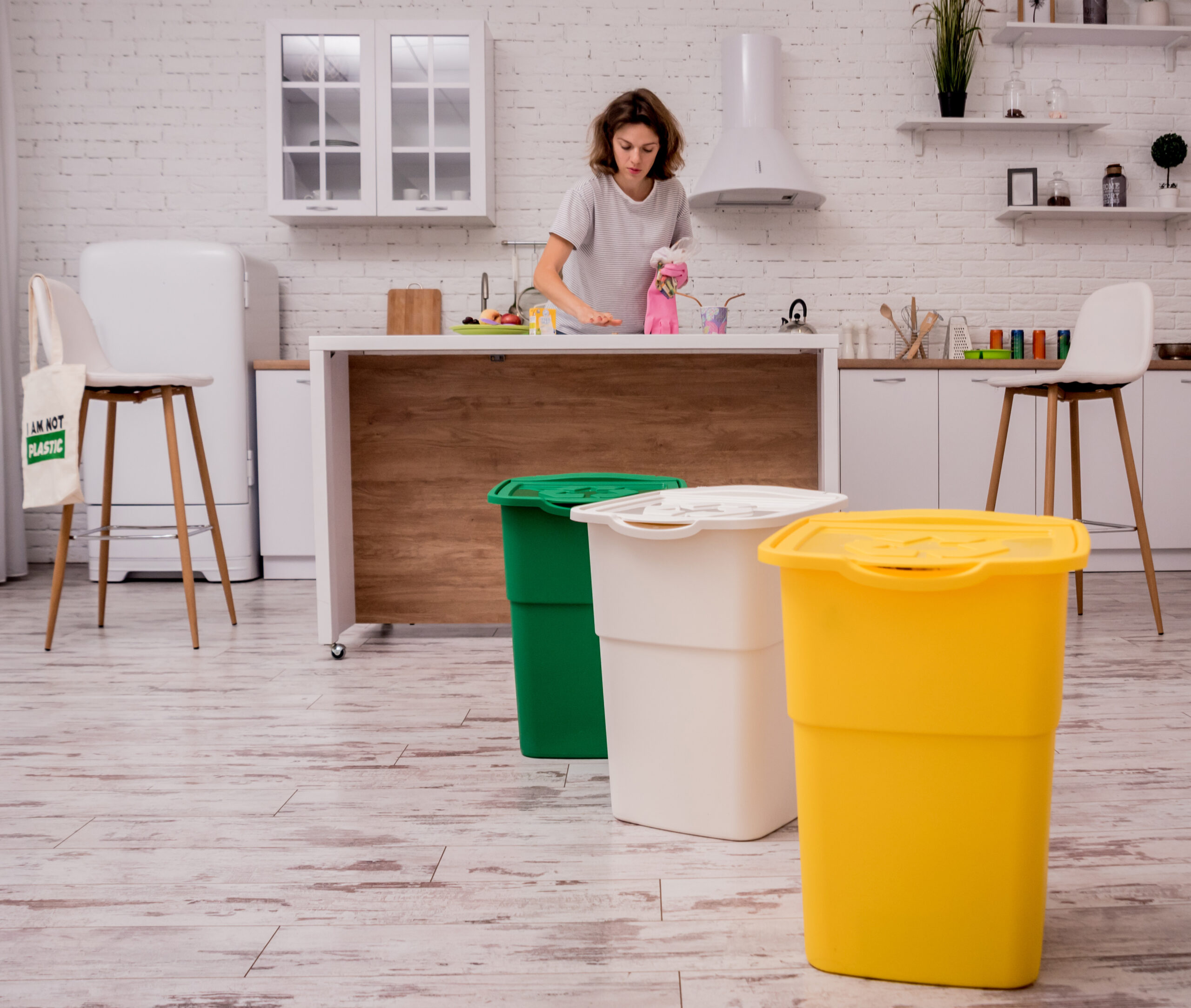 Odpadkové koše na separovaný odpad v kuchyni - zelený, žltý a biely