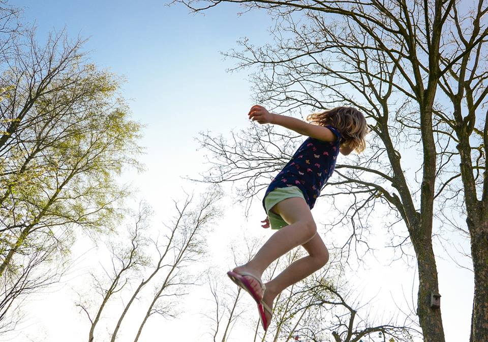 Dieťa skáče na trampolíne foto: pixabay