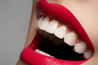 Zubná kefka elektrická na krásne zuby foto: adobestock