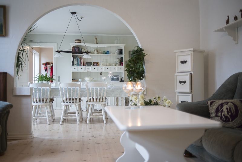 Izba s bielym nábytkom pôsobí dobre foto: pixabay