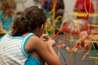 Deti sa hrajú kreatívnymi hračkami, spájajú farebné kábliky