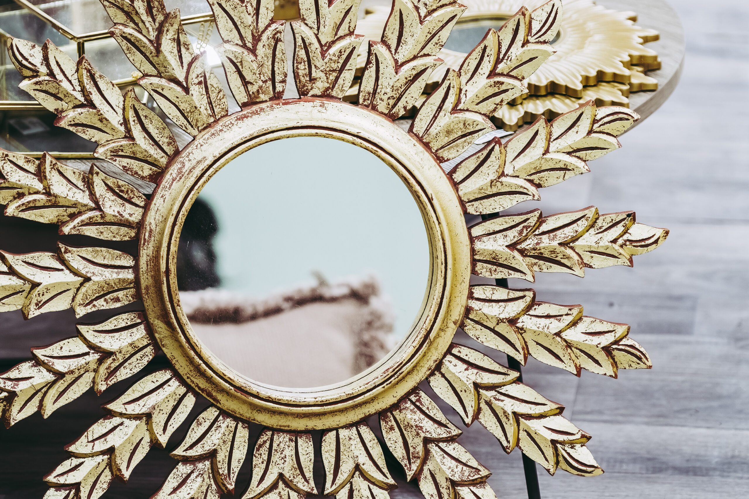 Okrúhle zrkadlo s kovovými zlatými lúčmi