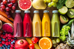 Farebné ovocné šťavy vo fľaškách vedľa seba