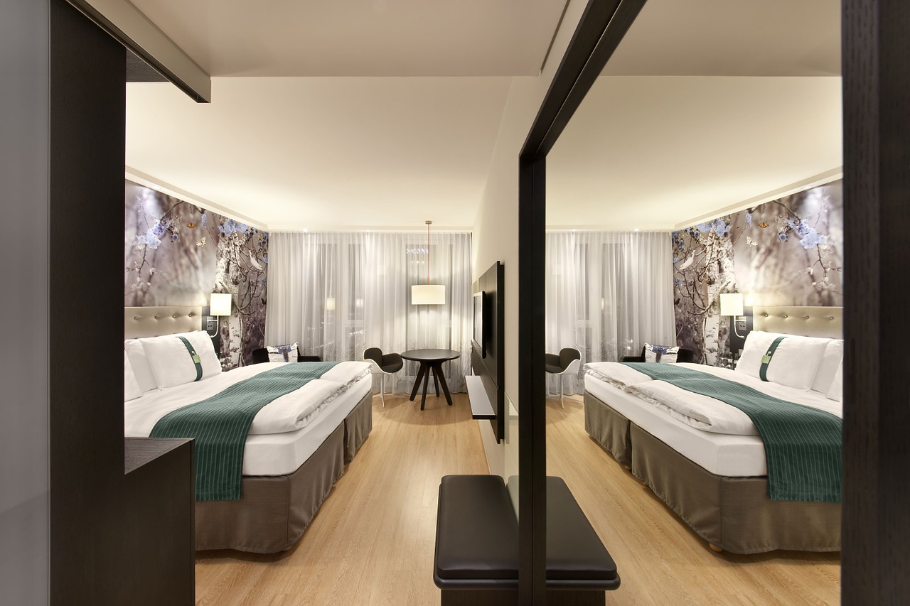 Hotelová izba s posteľou a zrkadlom