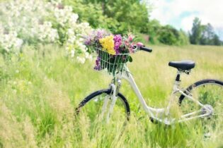 Košík s farebnými kvetmi na bicykli